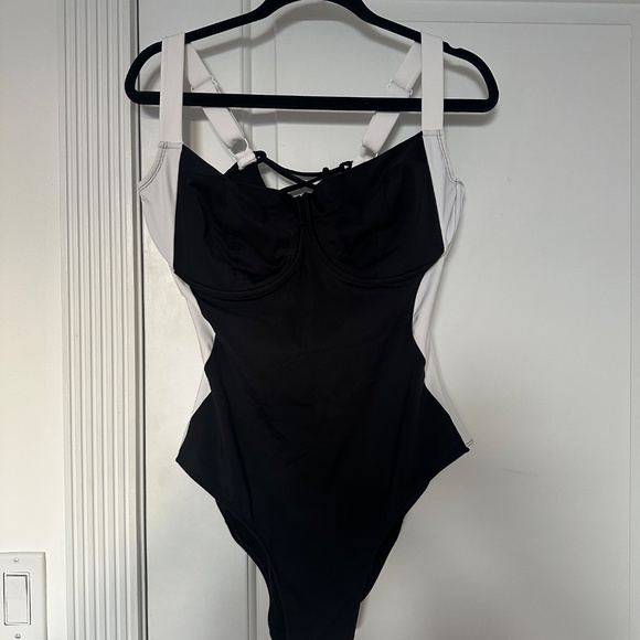 TA3 Lifty Contour Black & White Swim Suit - Picture 6 of 9